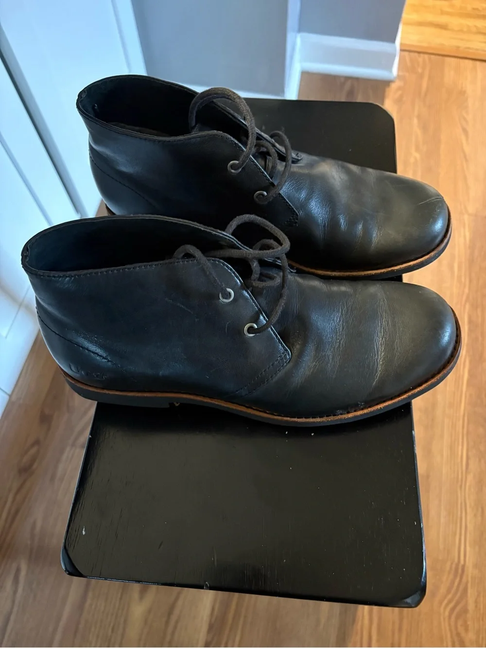 UGG Men’s Black Leather Lace-Up Chukka Boots